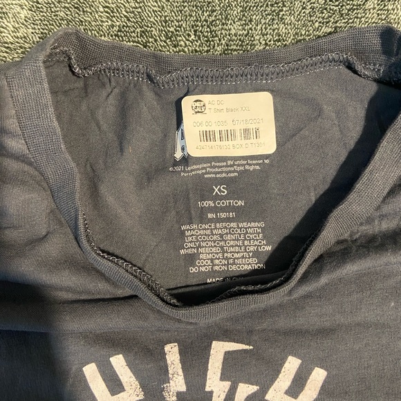 AC/DC T-Shirt - Picture 4 of 5